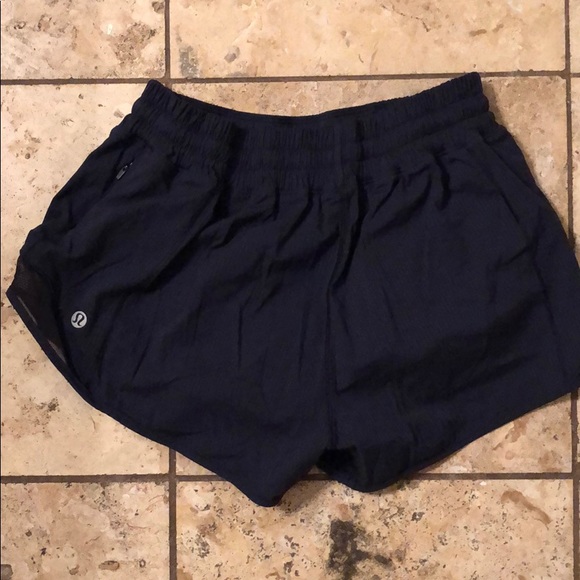 Lululemon hotty hot short 2.5 inches - Picture 2 of 3